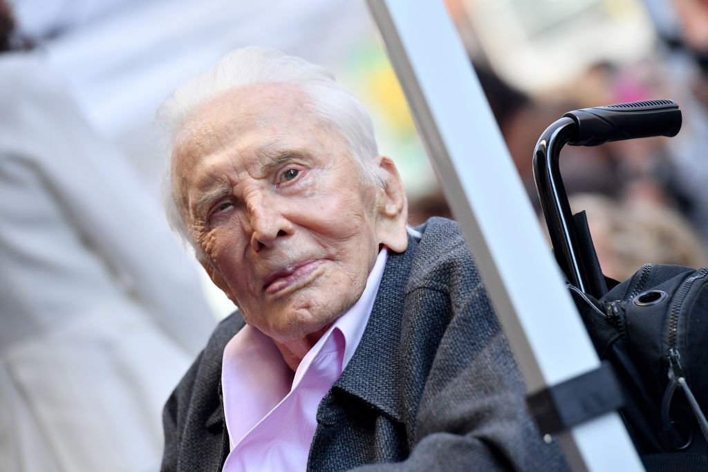Kirk Douglas assiste à la cérémonie en l'honneur de Michael Douglas avec étoile sur le Hollywood Walk of Fame le 06 novembre 2018 à Hollywood, Californie. | Photo : Getty Images Kirk Douglas assiste à la cérémonie en l'honneur de Michael Douglas avec étoile sur le Hollywood Walk of Fame le 06 novembre 2018 à Hollywood, Californie. | Photo : Getty Images