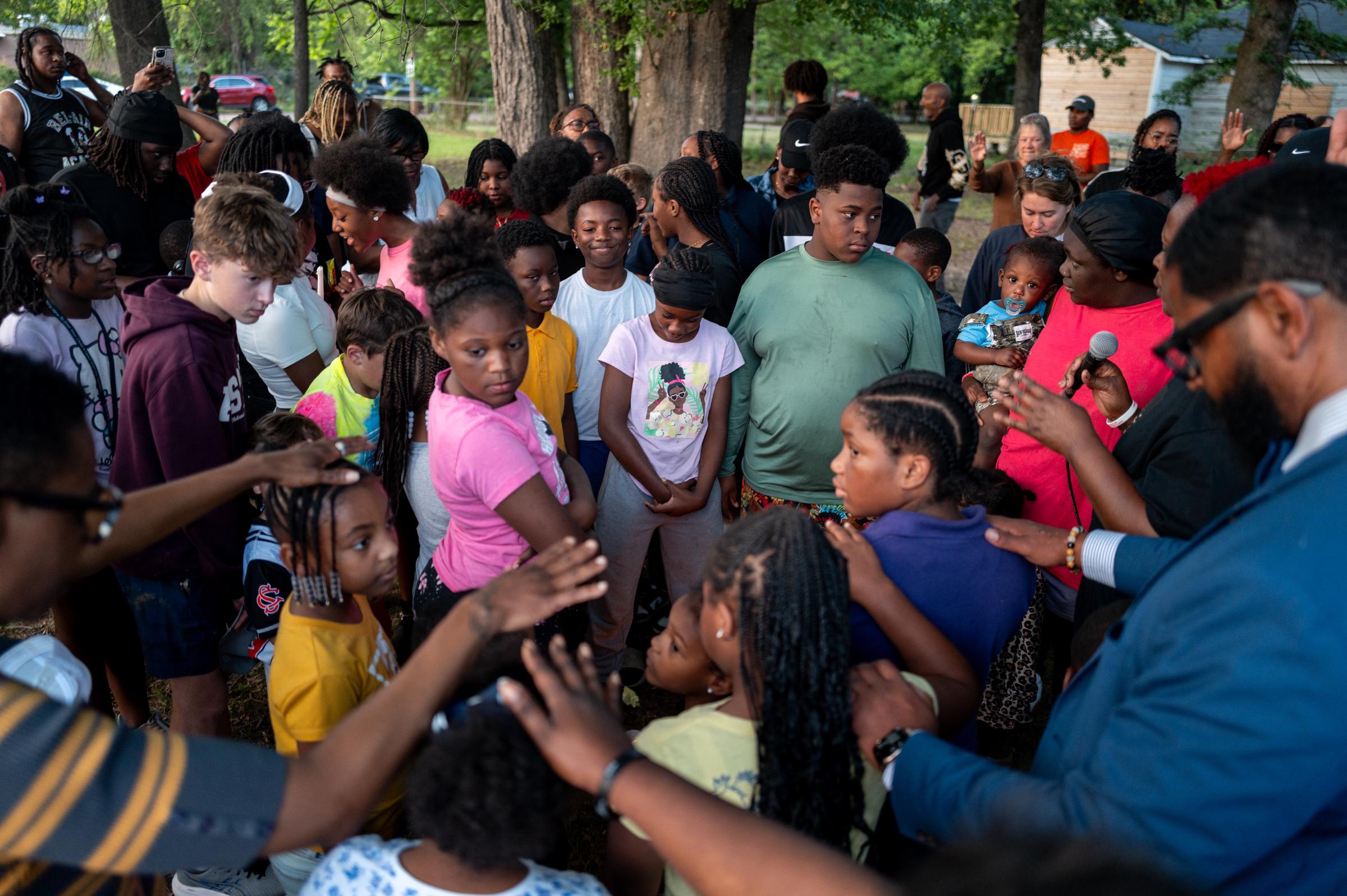 Children huddle to pray during a memorial gathering on April 20, 2026 in Shreveport, Louisiana | Source: Getty Images