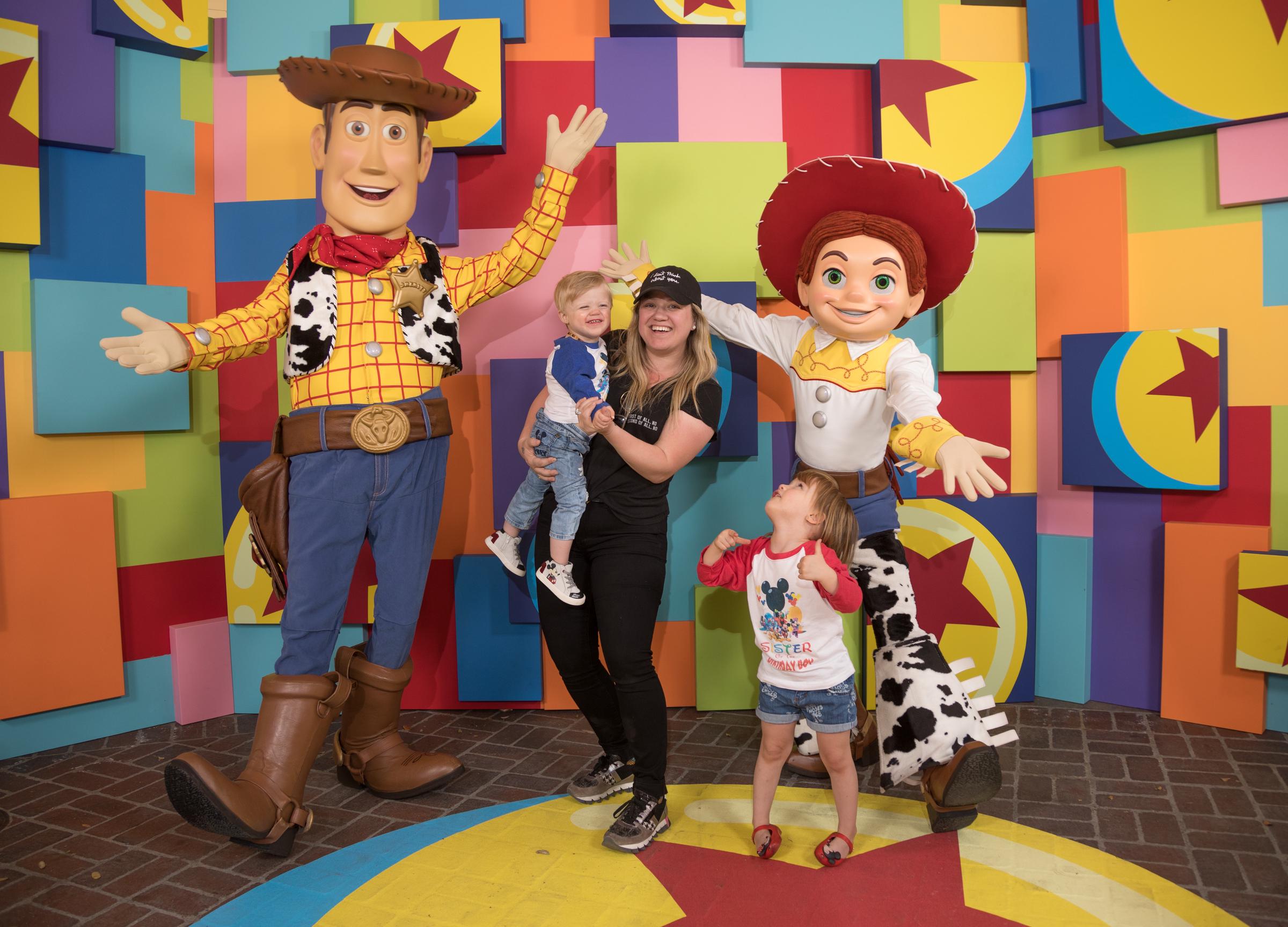 Kelly Clarkson, Remy, and River visit Disneyland Resort in Anaheim, California, on April 12, 2018 | Source: Getty Images