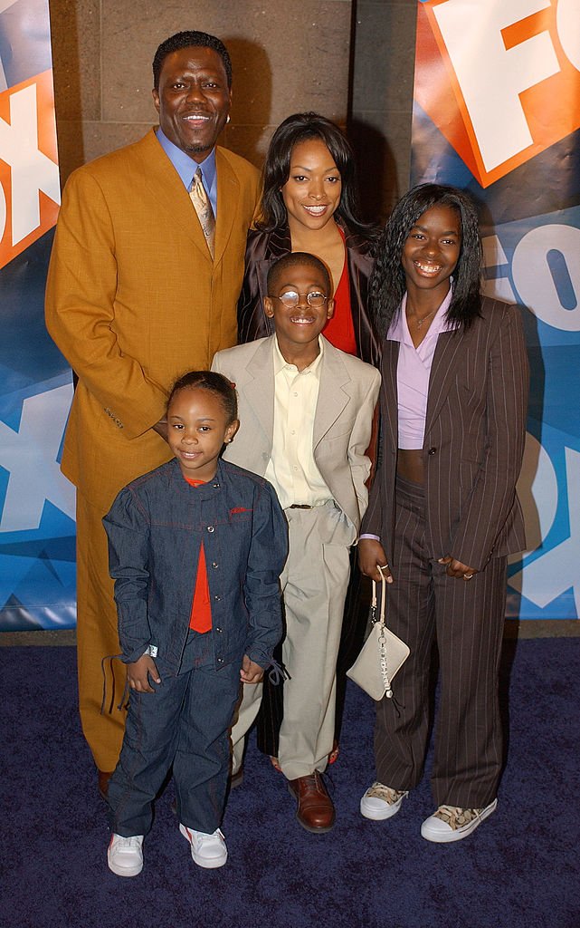 "The Bernie Mac Show" cast members arrive for the "Fox Upfront Previews" on May 15, 2003 at Grand Central in New York City | Photo: Getty Images