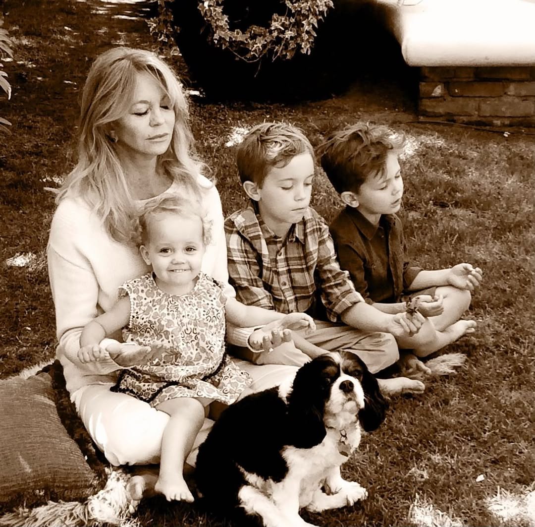 Rio Hudson with her brothers and famous grandmother from a post dated October 3, 2022. | Source: Instagram/goldiehawn