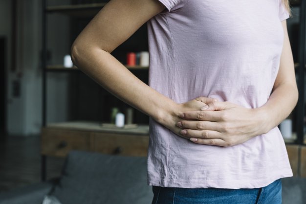 Personne souffrant de douleurs abdominales | Image prise de : Freepik Personne souffrant de douleurs abdominales | Image prise de : Freepik