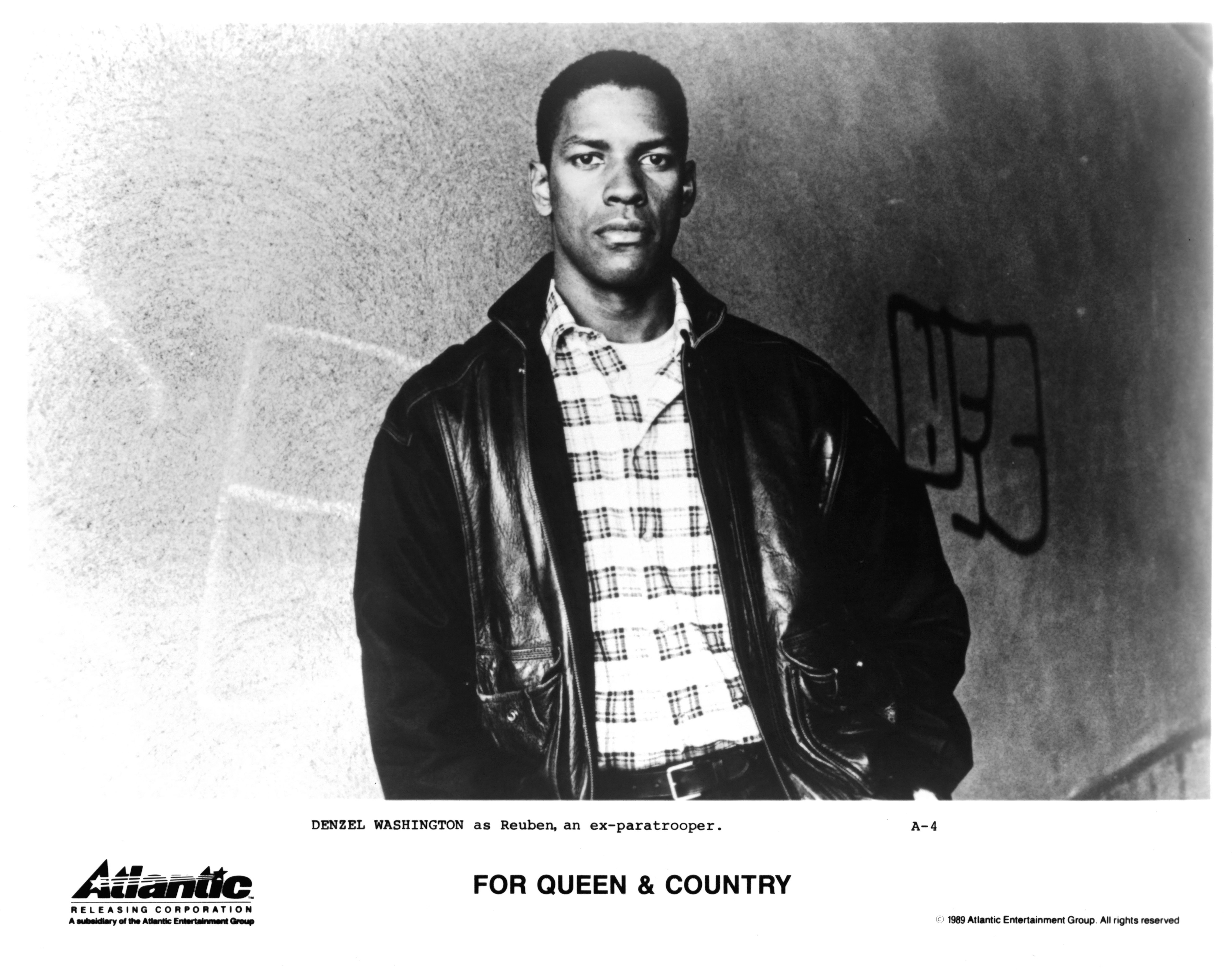  Actor Denzel Washington poses for the movie "For Queen & Country " in 1998. | Source: Getty Images