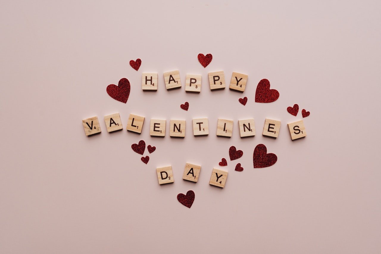 A tile of letters wishing "Happy Valentines Day" | Photo: Pexels
