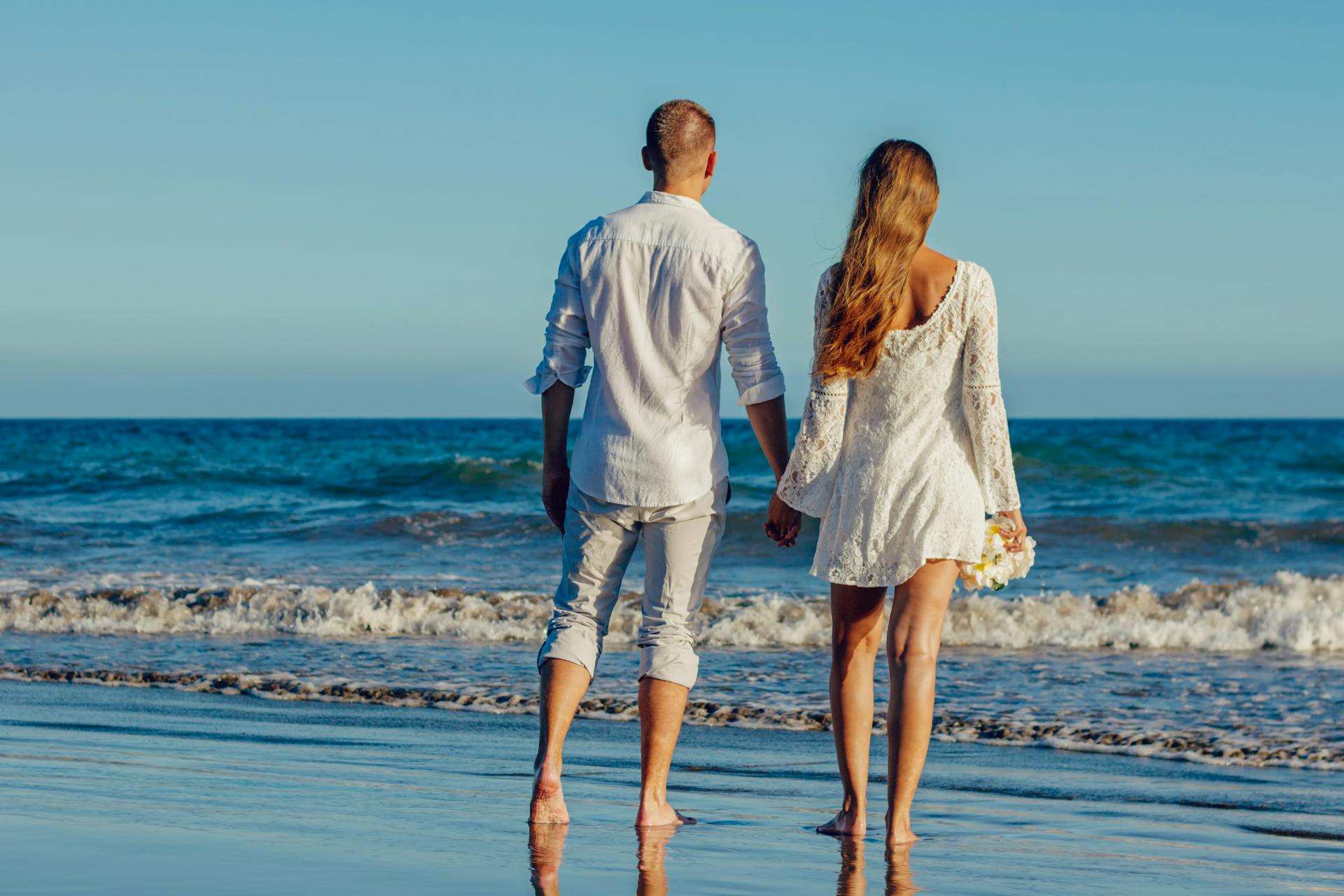 A couple walking on the beach | Source: Pexels