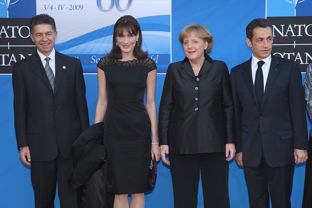 Rench-Präsident Nicolas Sarkozy, seine Frau Carla Bruni-Sarkozy, Bundeskanzlerin Angela Merkel und ihr Ehemann Joachim Sauer bei der Eröffnung des NATO-Gipfels im Kurhaus 2009 in Baden-Baden. (Foto von Sean Gallup) I Quelle: Getty Images