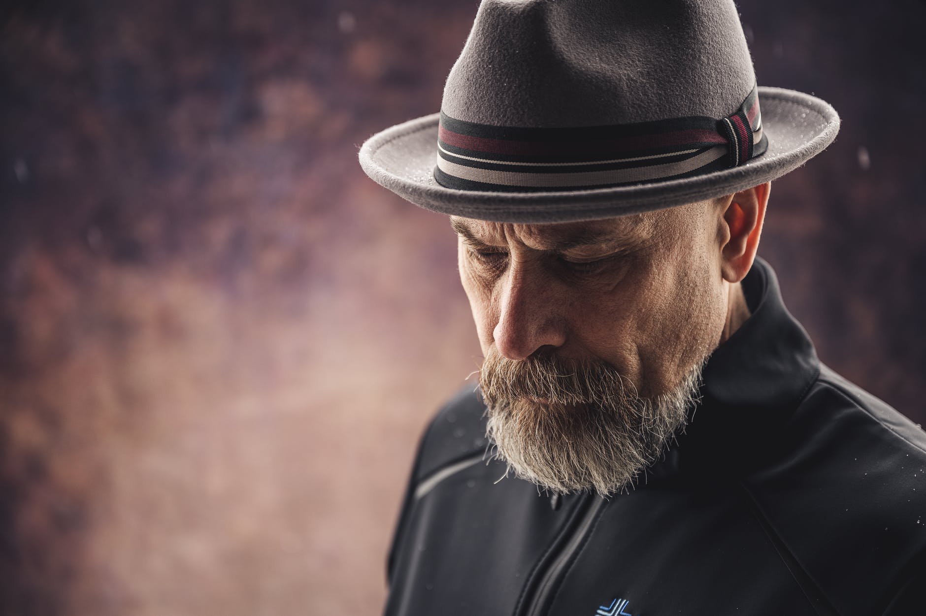 A bearded man with a hat | Source: Pexels