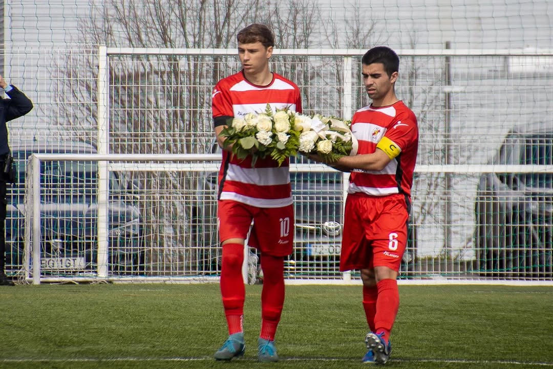 Oliveirense's rival team brings a flower wreath for Yvann Martins' tribute on March 23, 2025 | Source: Instagram/udoliveirense_sad