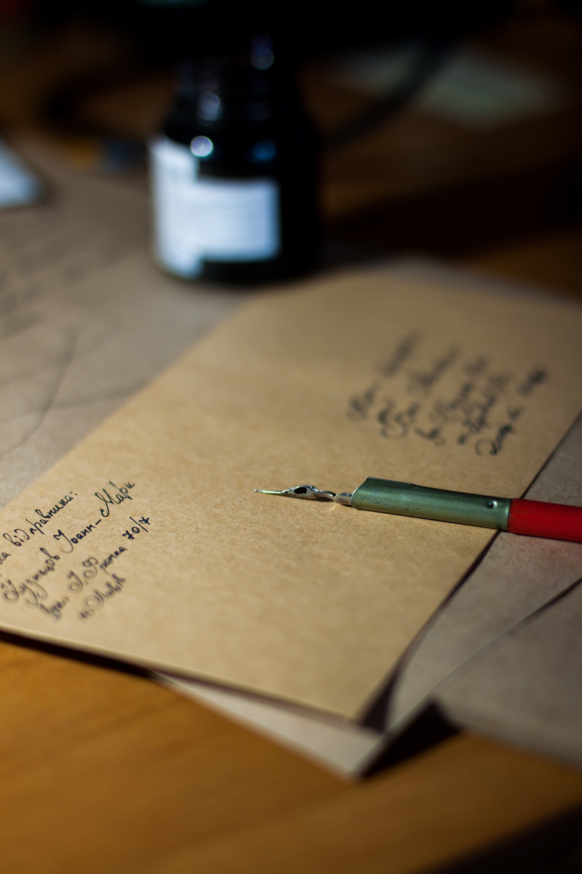 A fountain pen on a brown envelope | Source: Pexels