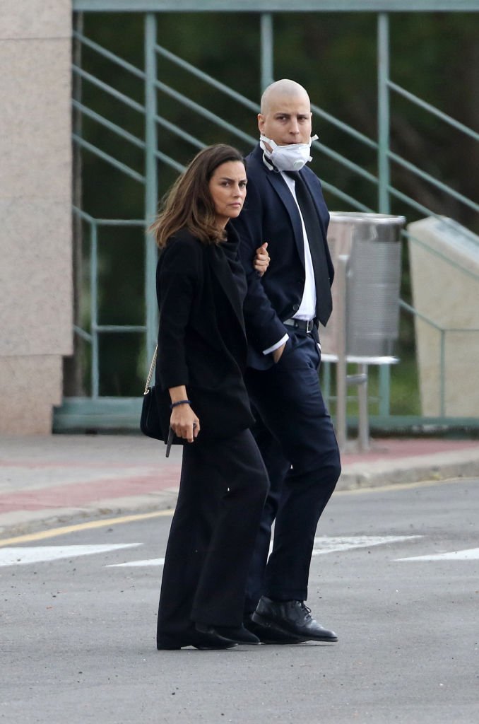 Maria Palacios junto a su hermano Borja Palacios en la capilla funeraria de Álex Lequio el 16 de mayo de 2020 en Madrid, España. | Foto: Getty Images