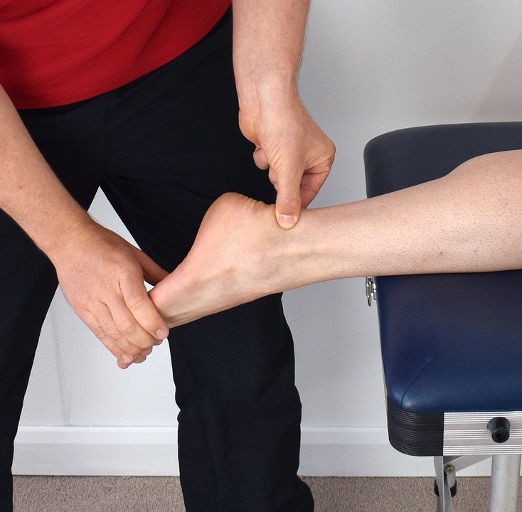 Paciente recibiendo tratamiento en el tobillo. | Foto: Pixabay
