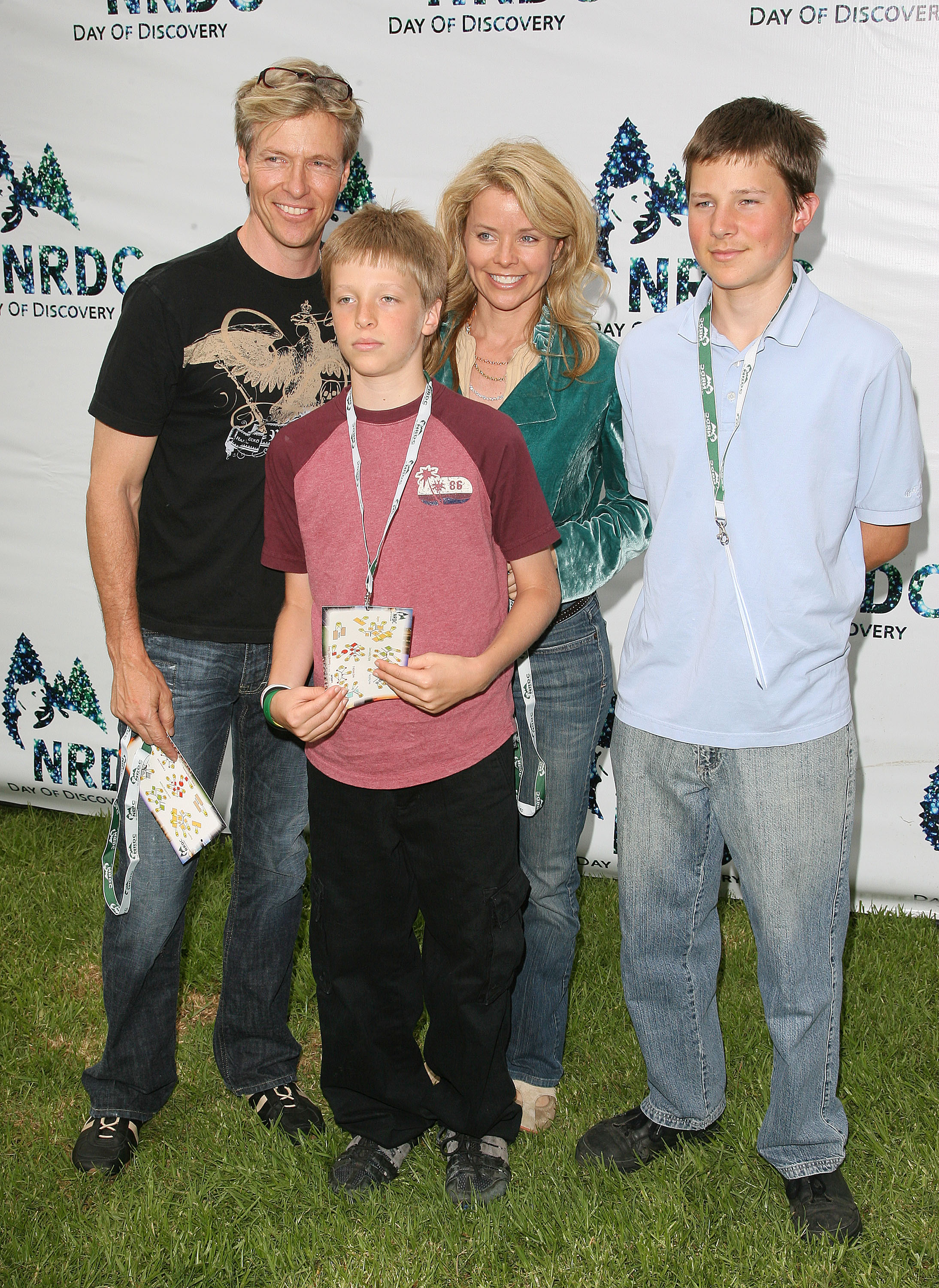 The actor and his family during NRDC's Day Of Discovery on May 21, 2006, in Brentwood, California. | Source: Getty Images