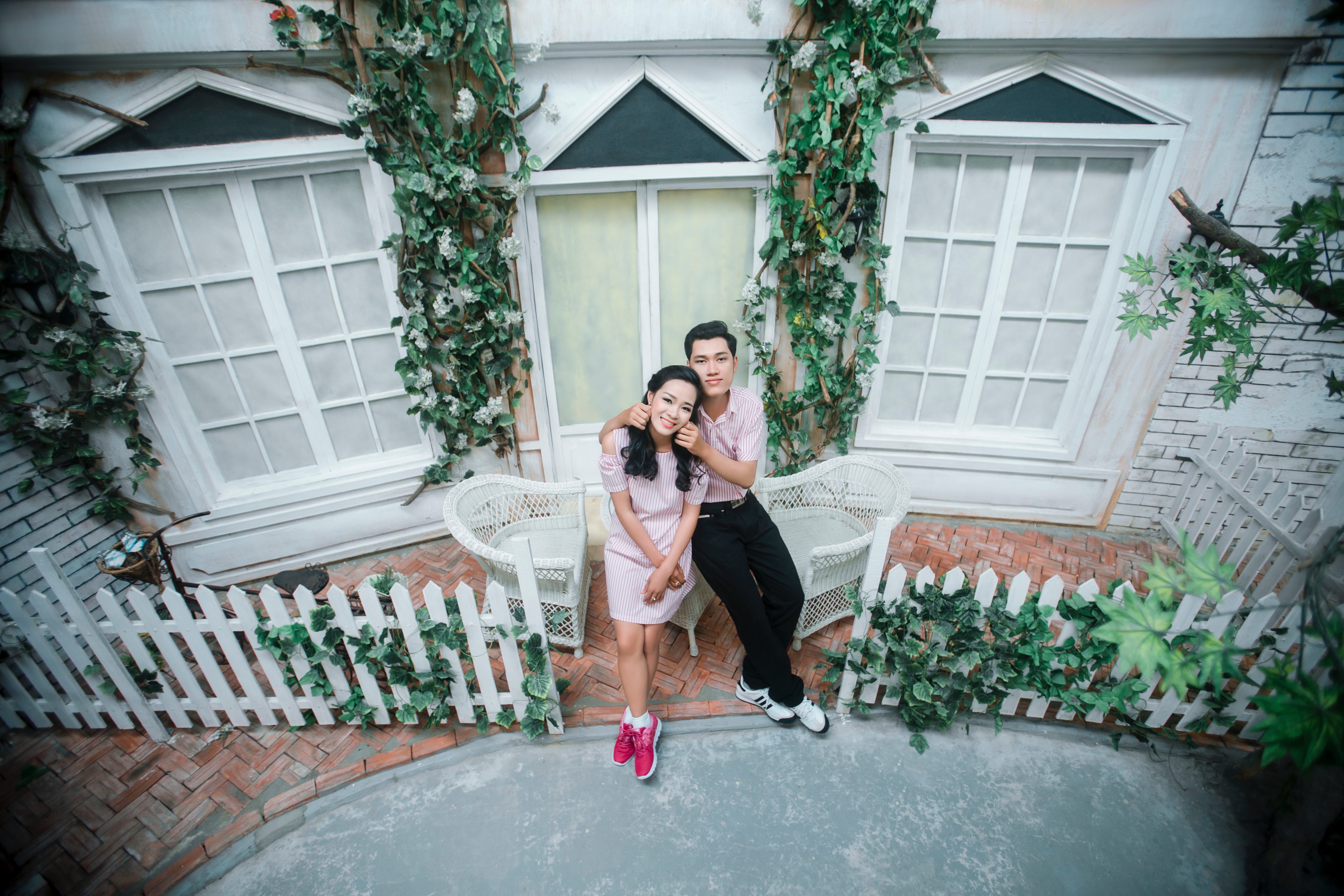 A couple in front  of a house. | Source: Pexels