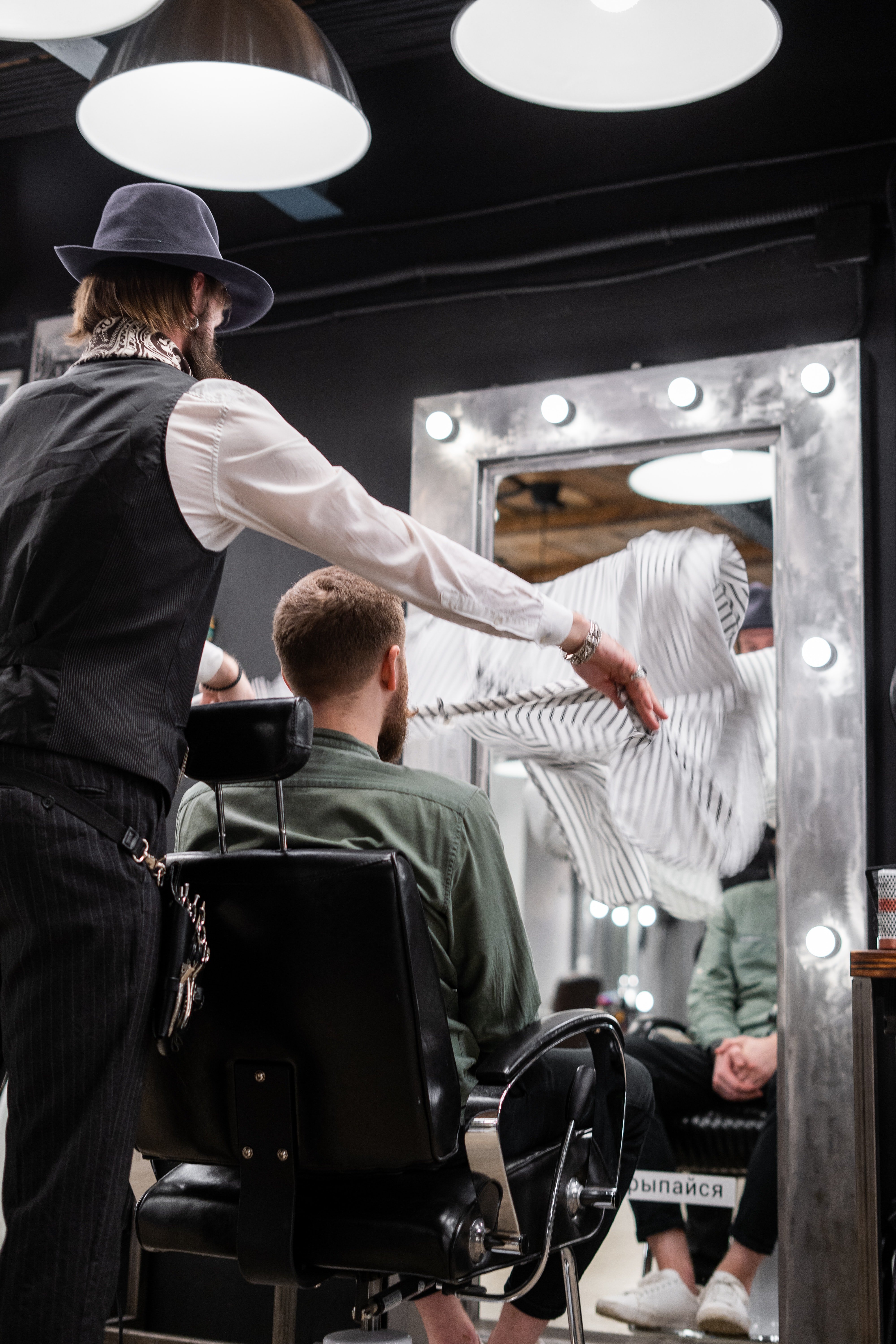 The barber offered the businessman a seat, and asked him about the haircut he wanted this time. | Photo: Pexels/cottonbro
