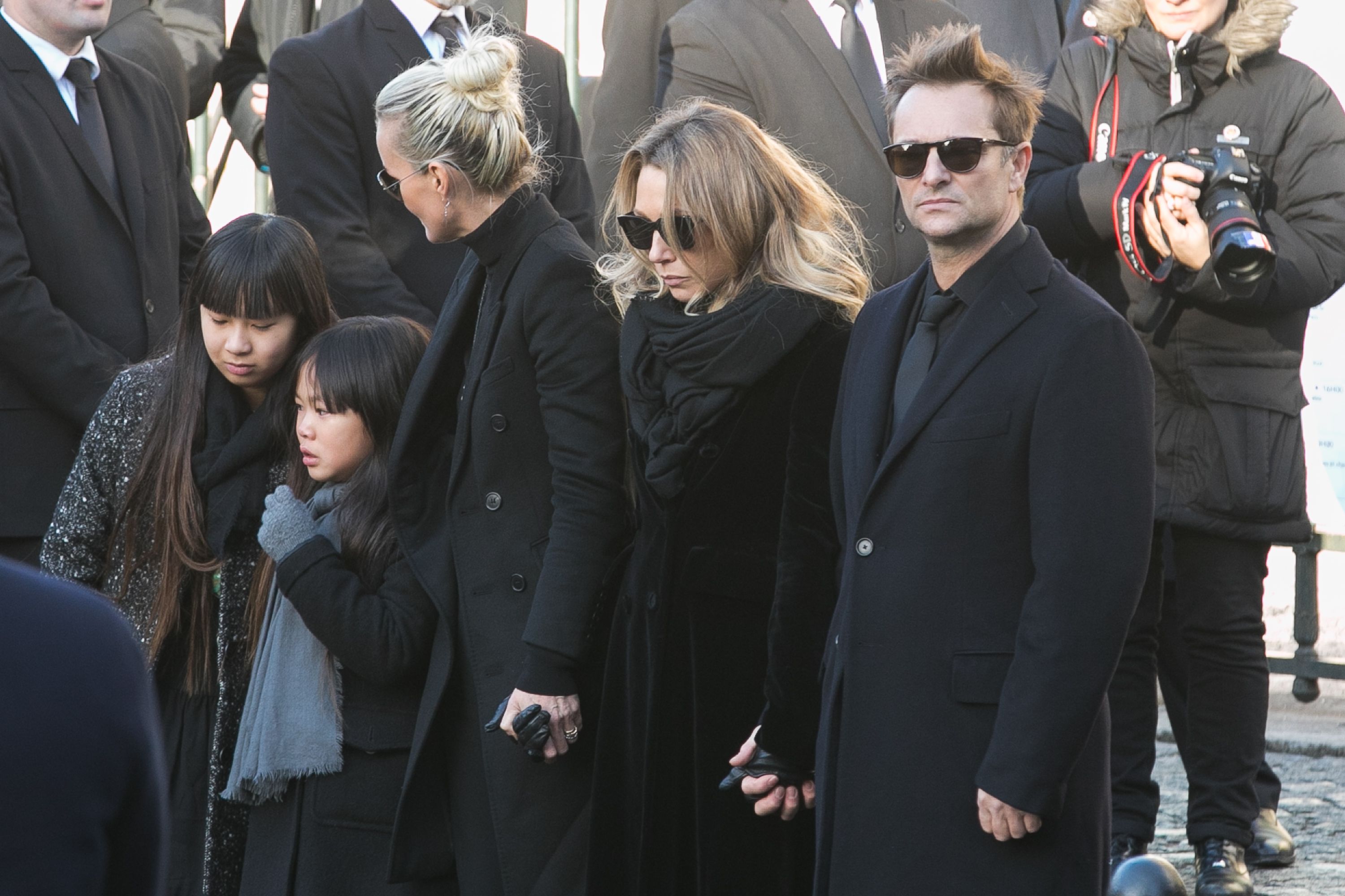 Jade Hallyday, Joy Hallyday, Laeticia Hallyday, Laura Smet et David Hallyday à l'Eglise de la Madeleine le 9 décembre 2017 à Paris, France. | Photo : Getty Images