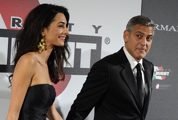 George Clooney et sa fiancée Amal Alamuddin arrivent au Palazzo Vecchio. | Photo : Getty Images