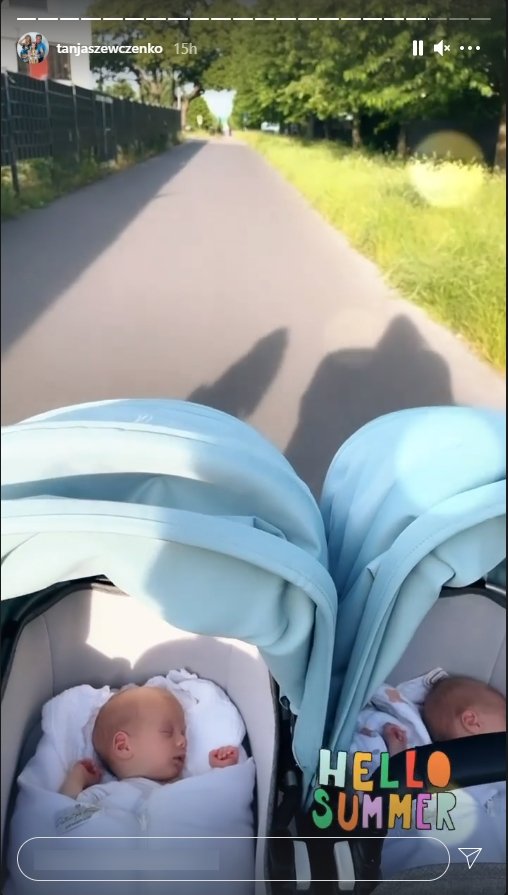 Tanja Szewczenko geht mit ihren Babys spazieren | Quelle: Instagram/tanjaszewczenko