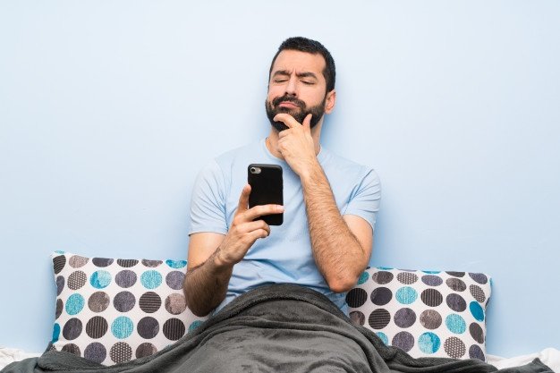 Hombre en la cama pensando. | Foto: Pexels Hombre en la cama pensando. | Foto: Pexels