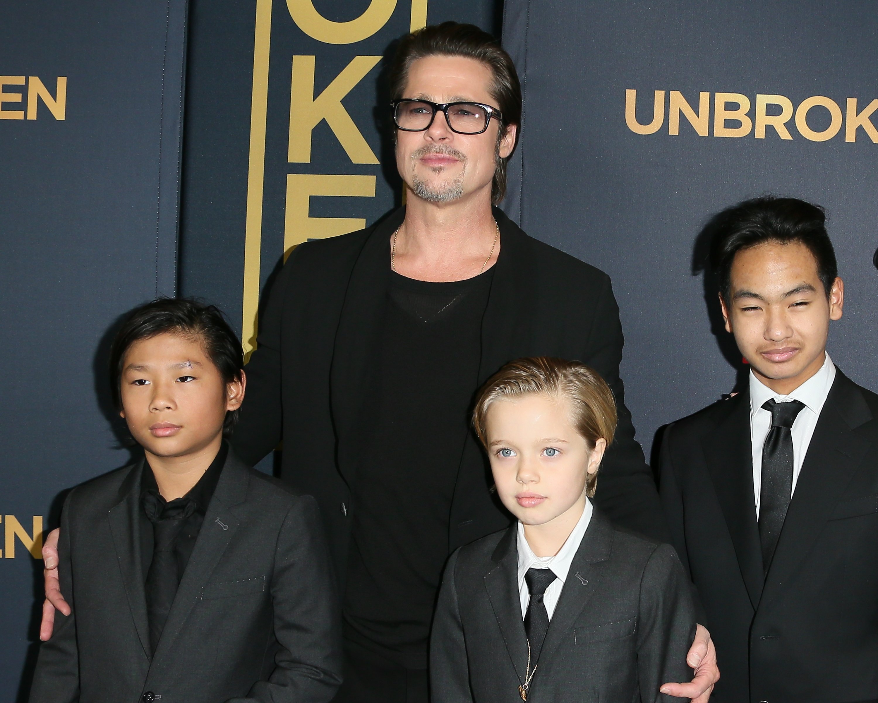 Brad Pitt, Pax Thien Jolie-Pitt, Shiloh Nouvel Jolie-Pitt und Maddox Jolie-Pitt nehmen an der Premiere von "Unbroken" am 15. Dezember 2014 im TCL Chinese Theatre IMAX in Hollywood, Kalifornien, teil. | Quelle: Getty Images