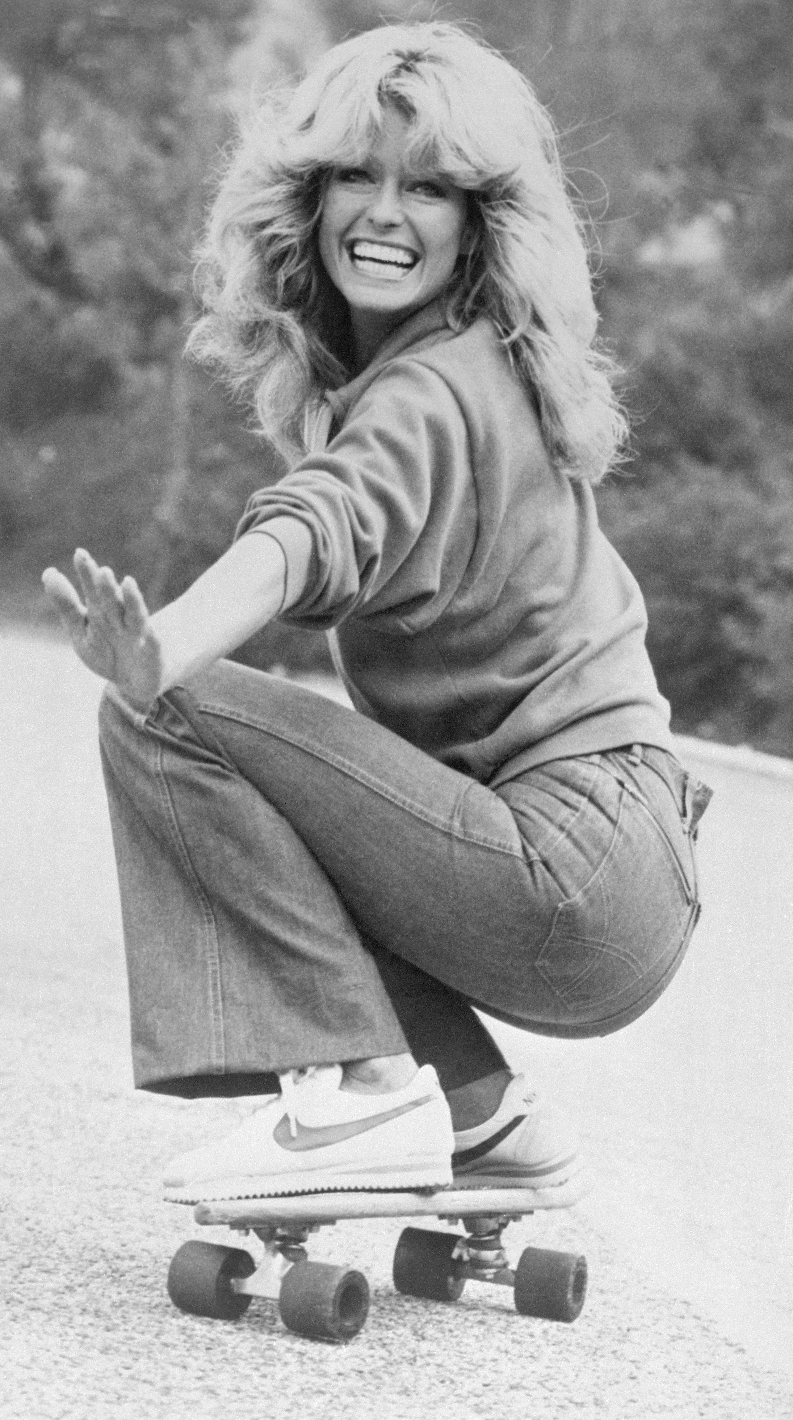 Farrah Fawcett, wearing jeans, sweatshirt and Nike athletic shoes, practices skateboarding for an episode of "Charlie's Angels" | Source: Getty Images 