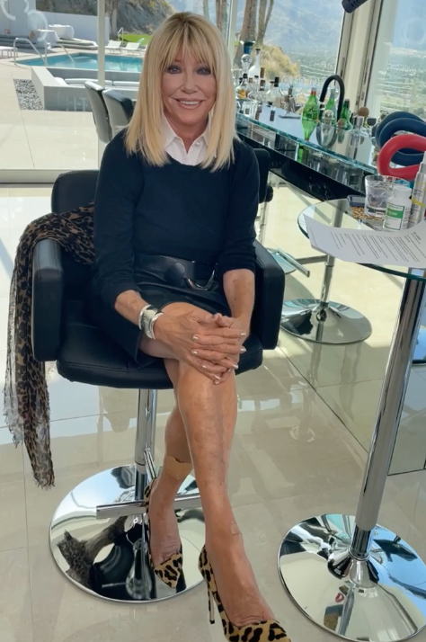 Suzanne Somers in a Facebook Live video she posted in April 2023 | Source: facebook.com/watch/suzannesomers/