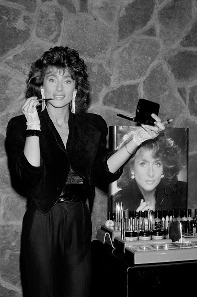 Julie Pietri présente sa gamme de maquillage à Paris le 15 mars 1985, France. | Photo : Getty Images