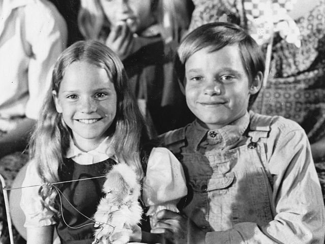 Publicity photo of Elizabeth Cheshire and Lance Kerwin in "The Family Holvak" in 1975. | Source: Wikimedia Commons.