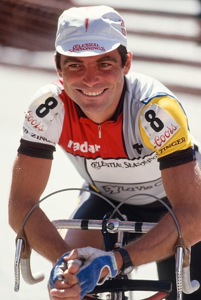 Bernard Hinault de France participe à l'étape Vail to Copper Mountain de la course cycliste Coors Classic 1985 le 12 août 1985 près de Vail, Colorado. | Photo : Getty Images Bernard Hinault de France participe à l'étape Vail to Copper Mountain de la course cycliste Coors Classic 1985 le 12 août 1985 près de Vail, Colorado. | Photo : Getty Images