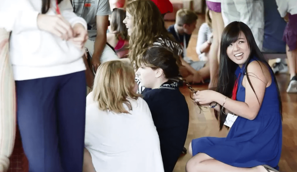 Niñas jugando en el campamento Diverbo Pueblo Ingles Verano Kids & Teens. | Imagen: YouTube/Diverbo Niñas jugando en el campamento Diverbo Pueblo Ingles Verano Kids & Teens. | Imagen: YouTube/Diverbo