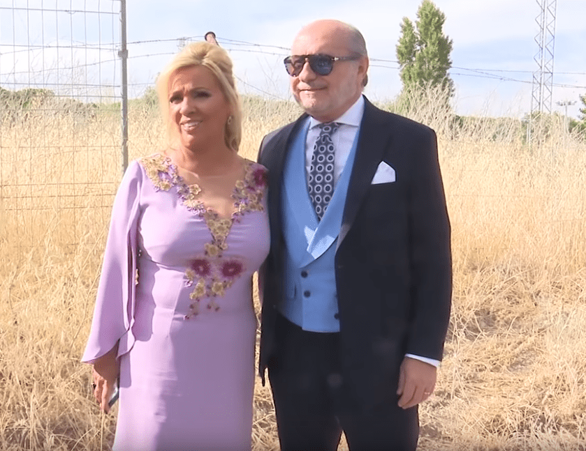 Carmen Borrego y su esposo, José Carlos Bernal, en la boda de Belén Esteban. | Imagen: YouTube/Revista Diez Minutos Carmen Borrego y su esposo, José Carlos Bernal, en la boda de Belén Esteban. | Imagen: YouTube/Revista Diez Minutos