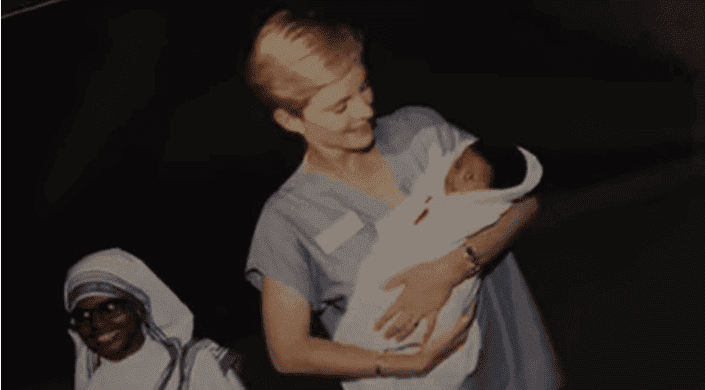 Bridget as a newborn with Cindy McCaine | Source: YouTube/ mccainblogette