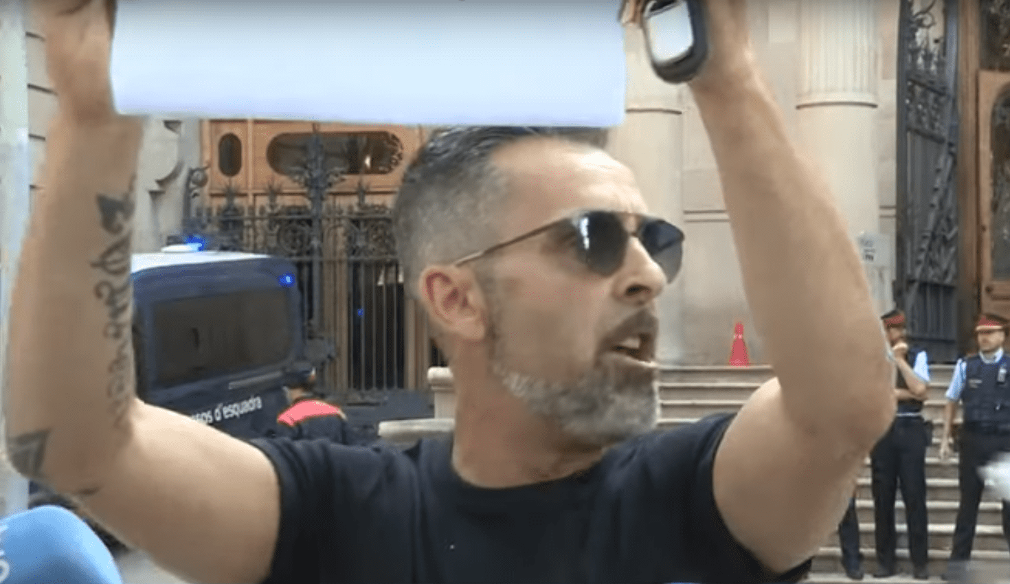 Tío de la víctima de “La Manada de Manresa” grita acusaciones y descripciones del crimen tras intentar agredir a uno de los acusados de violación. | Imagen: YouTube/El Mundo Tío de la víctima de “La Manada de Manresa” grita acusaciones y descripciones del crimen tras intentar agredir a uno de los acusados de violación. | Imagen: YouTube/El Mundo