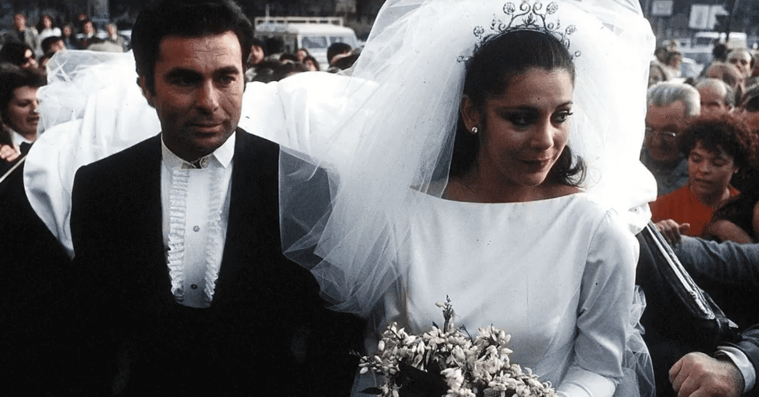 Isabel Pantoja y el torero Francisco Rivera, 'Paquirri', en Sevilla, durante su boda, el 30 de abril de 1983, en Sevilla. | Foto: YouTube/MegaMag