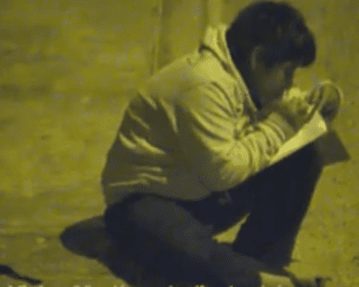 Víctor estudiando en la calle. | Imagen tomada de: Facebook/Municipalidad Distrital de Moche