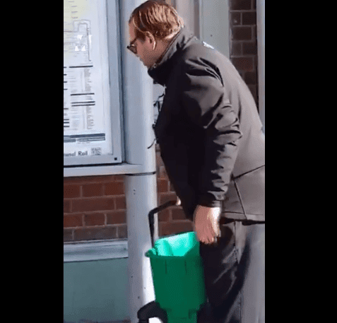 Trabajador de Southern Rail. | Imagen: Twitter / Metro UK Trabajador de Southern Rail. | Imagen: Twitter / Metro UK