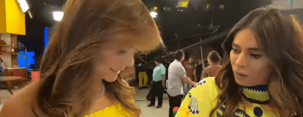 Galilea Montijo decepcionada mirando la prenda amarilla de su compañera. |Imagen: Youtube/hoy