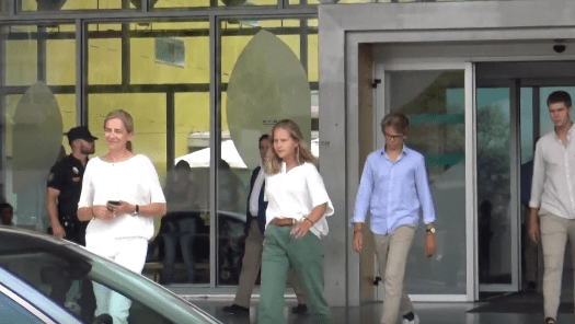 Infanta Cristina y sus hijos saliendo del hospital Quironsalud Madrid. |Imagen: Youtube/Europa Press