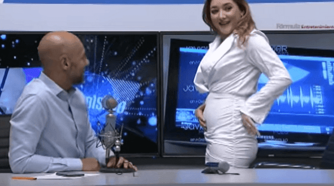 La mexicana muestra su embarazo.| Imagen: Youtube/ Javier Poza