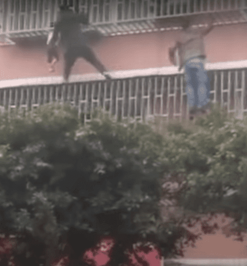 Hombres en el balcón. | Imagen tomada de: Youtube/CGTN