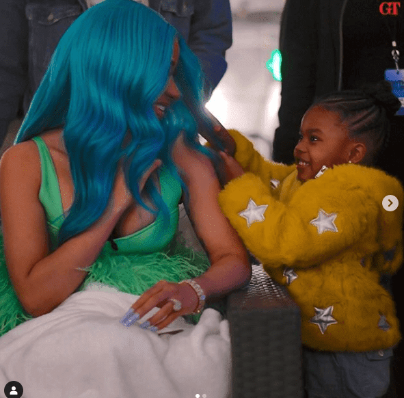 Cardi B let little Junie play with her hair. | Photo: Instagram/teyanataylor