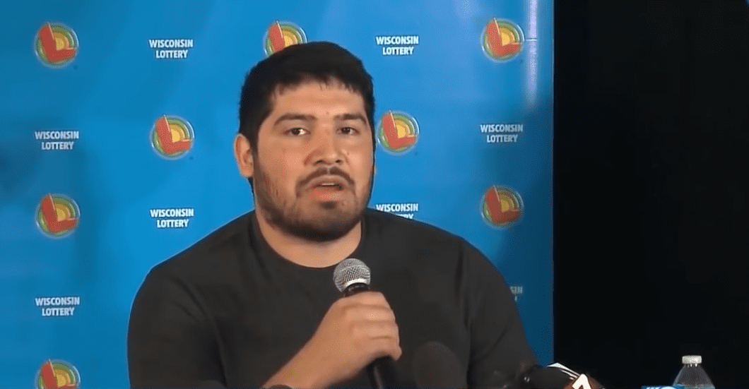 Manuel Franco frente a la prensa narrando su historia. | Imagen: YouTube/WISN 12 News Manuel Franco frente a la prensa narrando su historia. | Imagen: YouTube/WISN 12 News