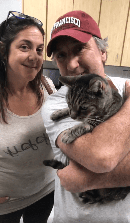 Robert sosteniendo a su gato Chebon en brazos junto a Gina, la persona que encontró al felino. | Foto: Facebook/Ventura County Animal Services