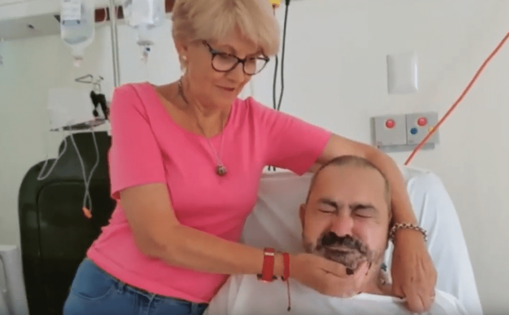 Jesús García y su esposa Araceli, declarando desde un hospital en Punta Cana, República Dominicana. | Imagen: YouTube/Vaya Noticias Jesús García y su esposa Araceli, declarando desde un hospital en Punta Cana, República Dominicana. | Imagen: YouTube/Vaya Noticias