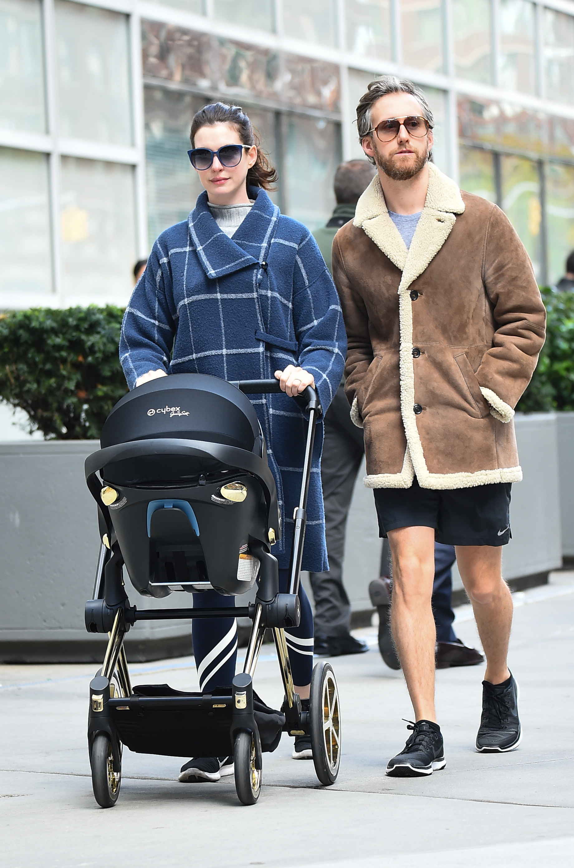 Actress Anne Hathaway and Adam Shulman are seen walking with son Jonathan in Midtown on October 24, 2016 in New York City | Source: Getty Images