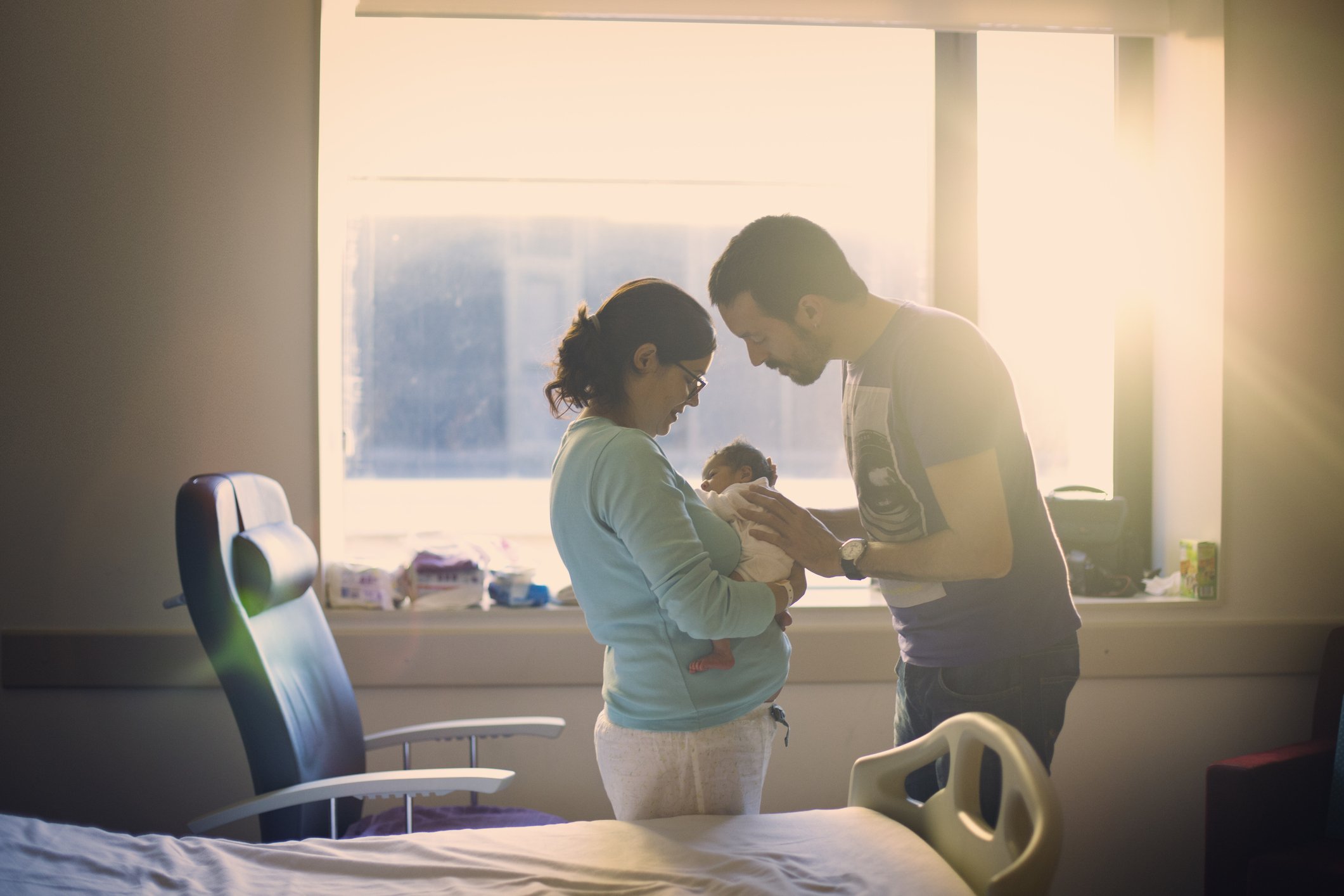 Eltern mit Neugeborenen im Krankenhaus. I Quelle: Getty Images