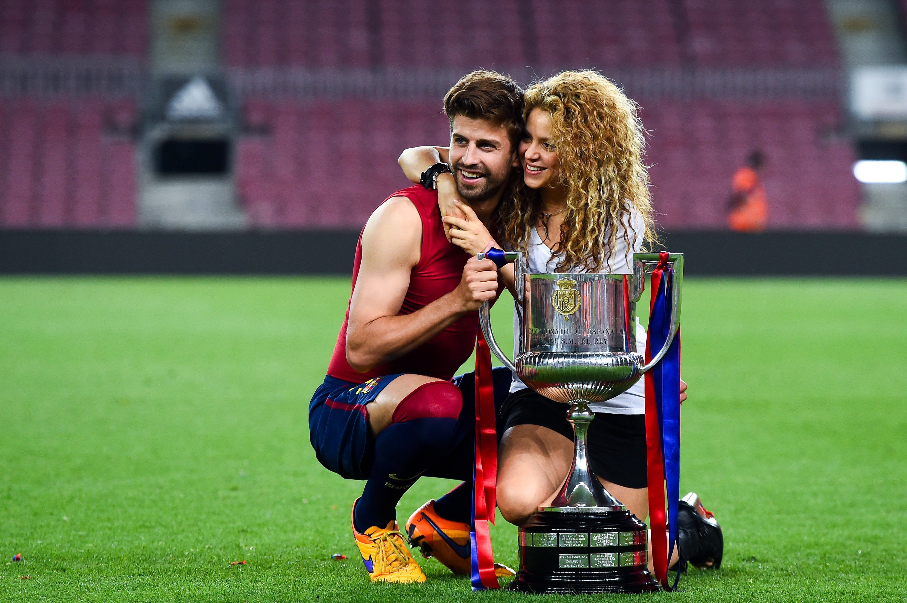 Gerard Piqué y Shakira posan con la Copa del Rey tras la victoria del F. C. Barcelona en la final contra el Atheltic Club el 30 de mayo de 2015 en Barcelona, España. | Fuente: Getty Images