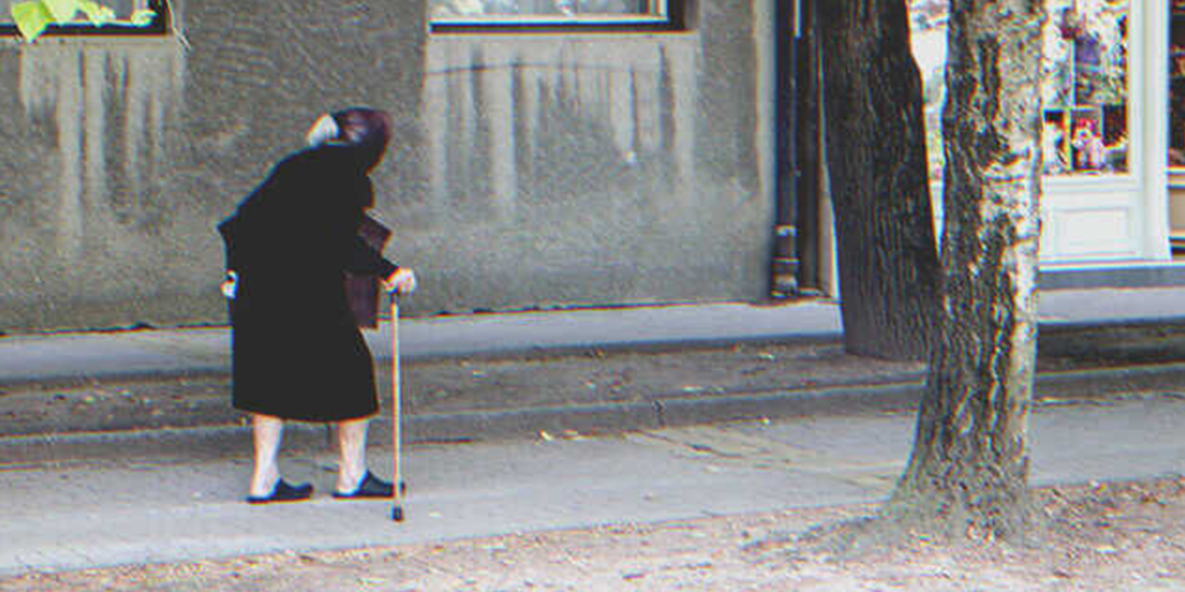 Seniorin auf der Straße | Quelle: Shutterstock