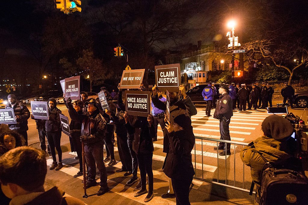  Activists protest outside Gracie Mansion, the traditional home of New York City mayors, calling for further action against Daniel Pantaleo, the New York Police Officer who used a New York Police Department banned choke hold and killed Eric Garner while detaining him in 2014 | Photo: Getty Images