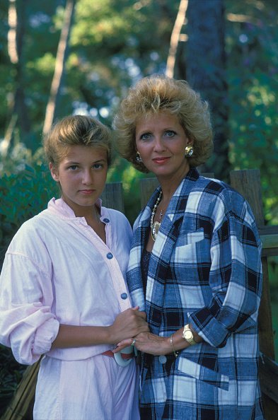 Close up Pierrette Brès, journaliste hippique, ici avec sa fille en août 1986 en France. |Photo : Getty Images