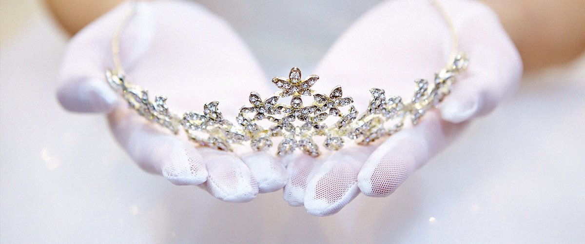 Novia con una diadema en las manos. | Foto: Shutterstock Novia con una diadema en las manos. | Foto: Shutterstock